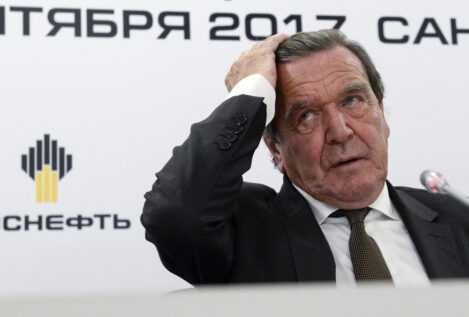 La caída de Schröder: Alemania le quita sus privilegios y la Eurocámara pide sanciones