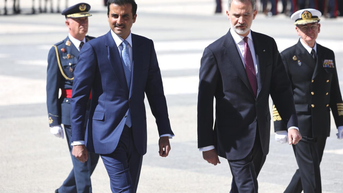 Los Reyes reciben al emir de Catar con todos los honores y acuerdan fortalecer su relación