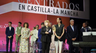 Eugenia Silva y Ángela Vallvey reciben emocionadas sus Medallas de Oro luciendo patria