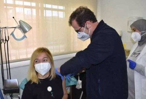 Melilla se queda sin vacunas contra la covid tras la reapertura de la frontera con Marruecos