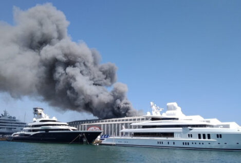 Alerta en el Puerto de Barcelona por un aparatoso incendio en una nave industrial