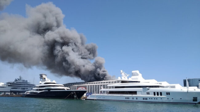 Alerta en el Puerto de Barcelona por un aparatoso incendio en una nave industrial