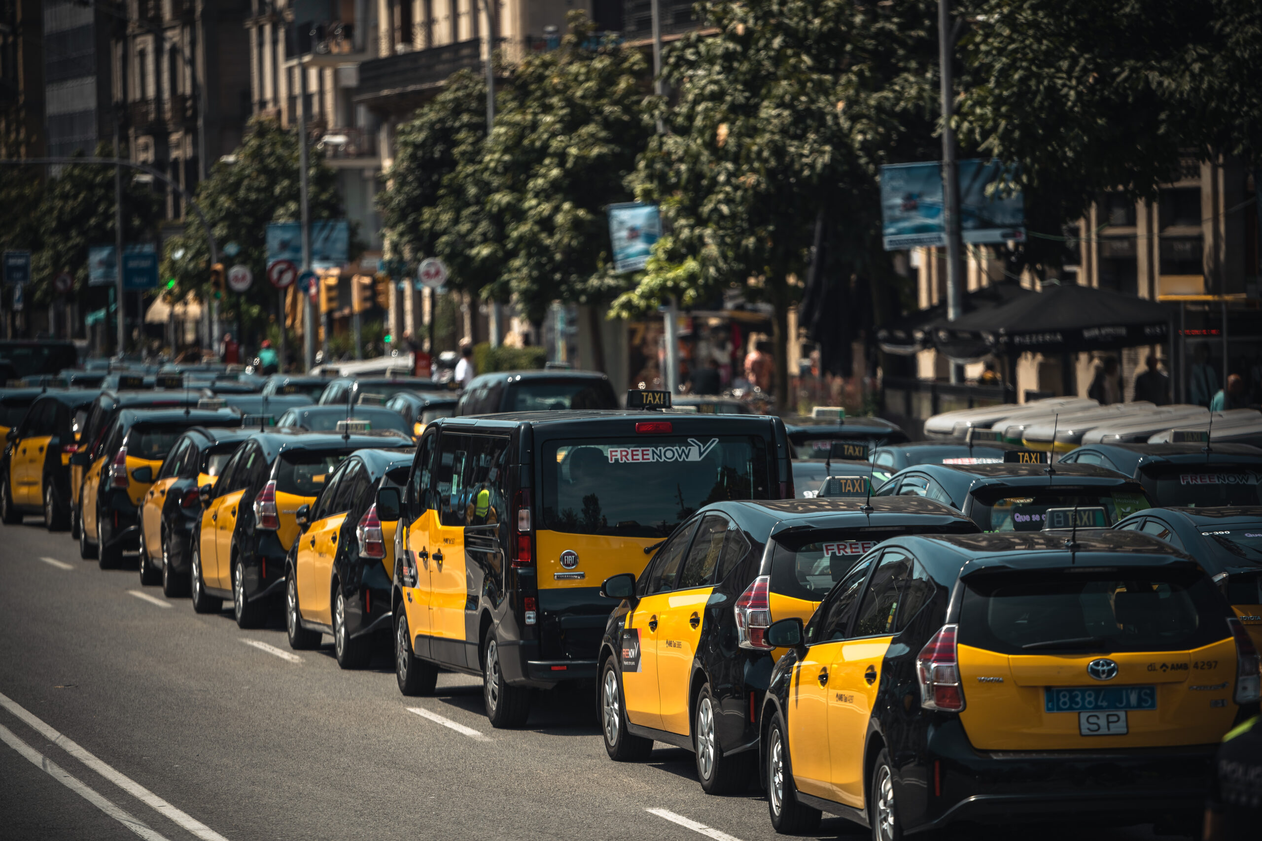 Un grupo de taxistas de Barcelona protesta para que se cumpla la ley