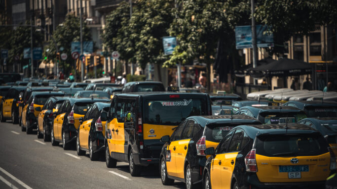 Un grupo de taxistas de Barcelona protesta para que se cumpla la ley