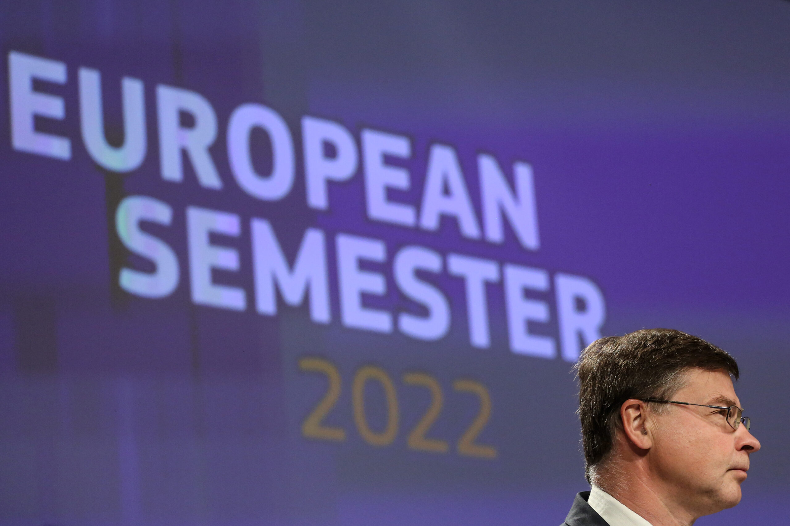 Bruselas propone prorrogar la suspensión de los límites de deuda y déficit públicos
