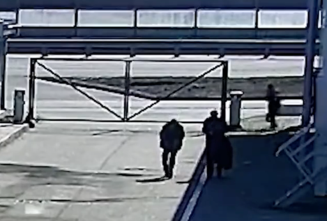 Una cámara de vigilancia graba cómo soldados rusos matan por la espalda a dos civiles