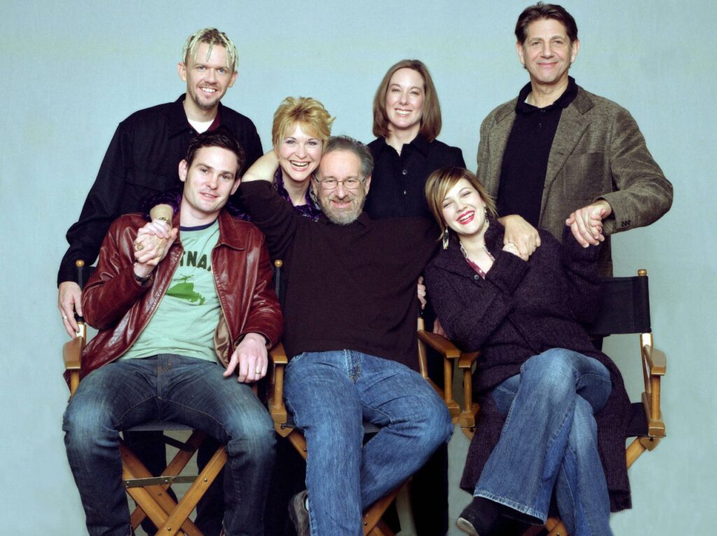 Drew Barrymore junto al elenco de 'E.T.' incluido Steven Spielberg. Contacto