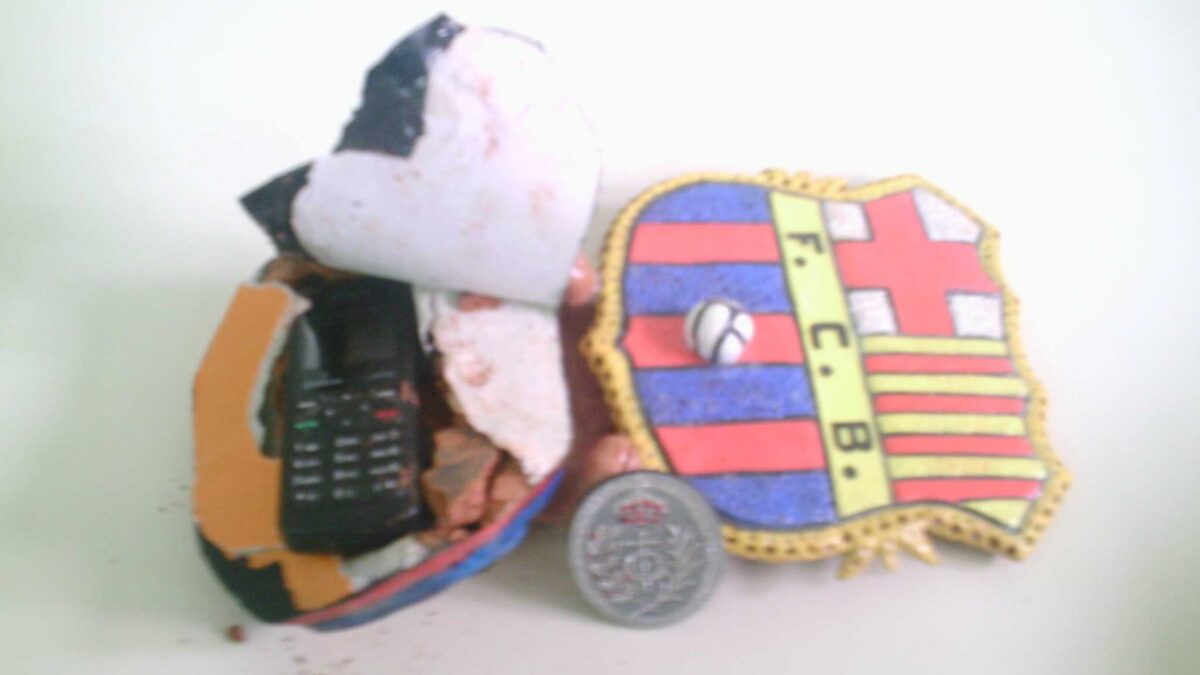 Galletas, lejía, un escudo del Barça… así cuelan los móviles ilegalmente en las cárceles