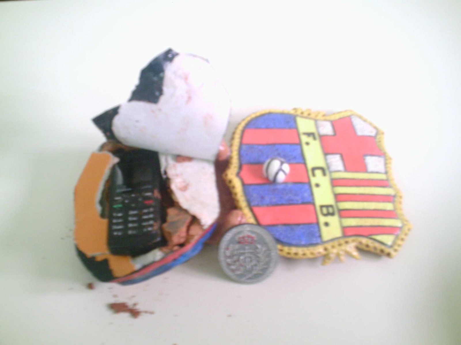 Galletas, lejía, un escudo del Barça… así cuelan los móviles ilegalmente en las cárceles