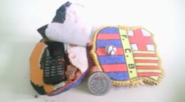 Galletas, lejía, un escudo del Barça... así cuelan los móviles ilegalmente en las cárceles