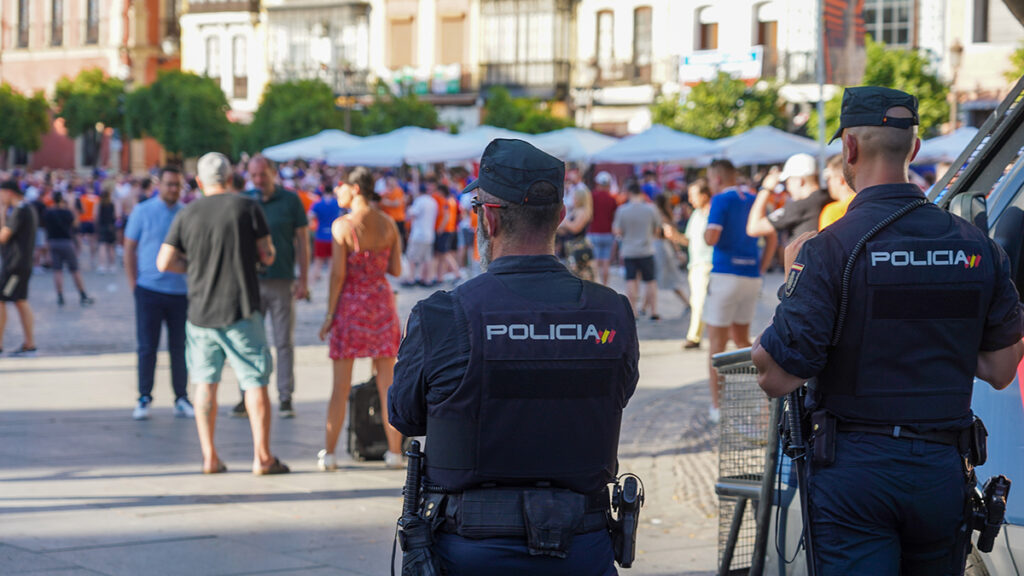 Policías nacionales en la plaza de San Francisco