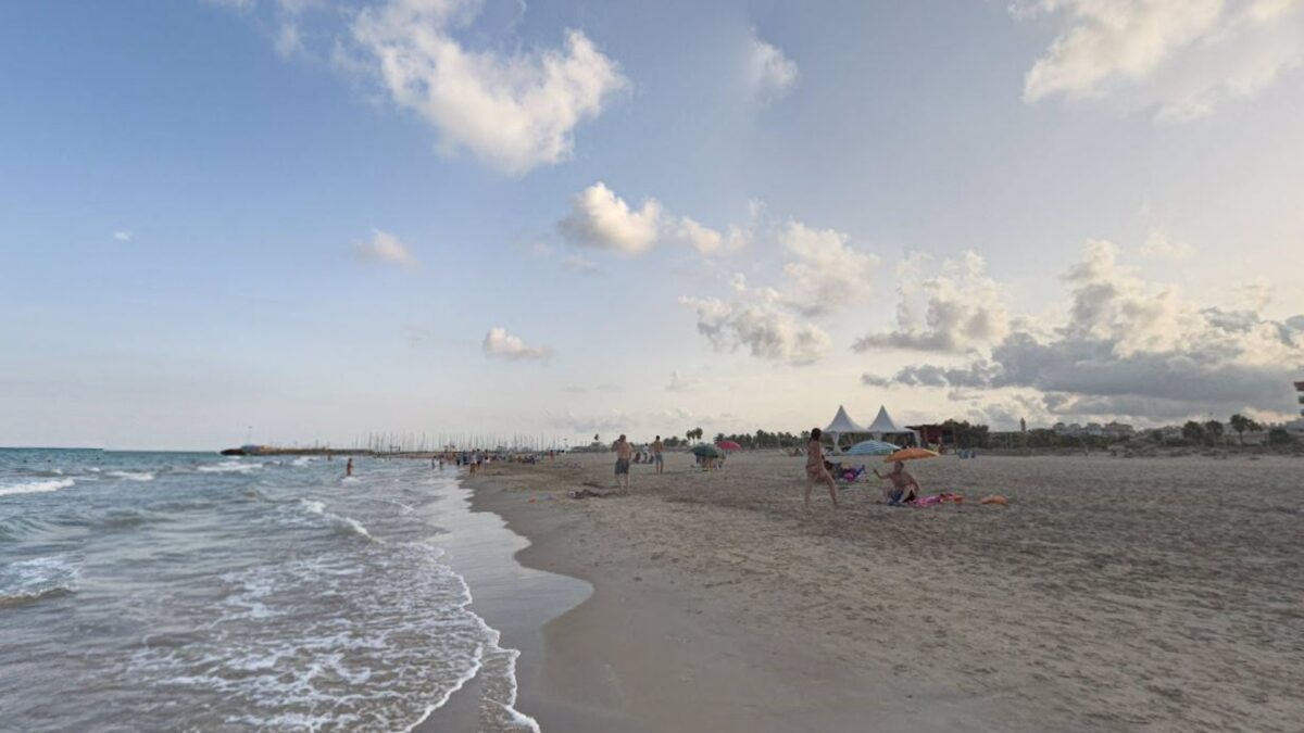 Salvamento Marítimo y la Guardia Civil buscan a un menor desaparecido en una playa de Valencia