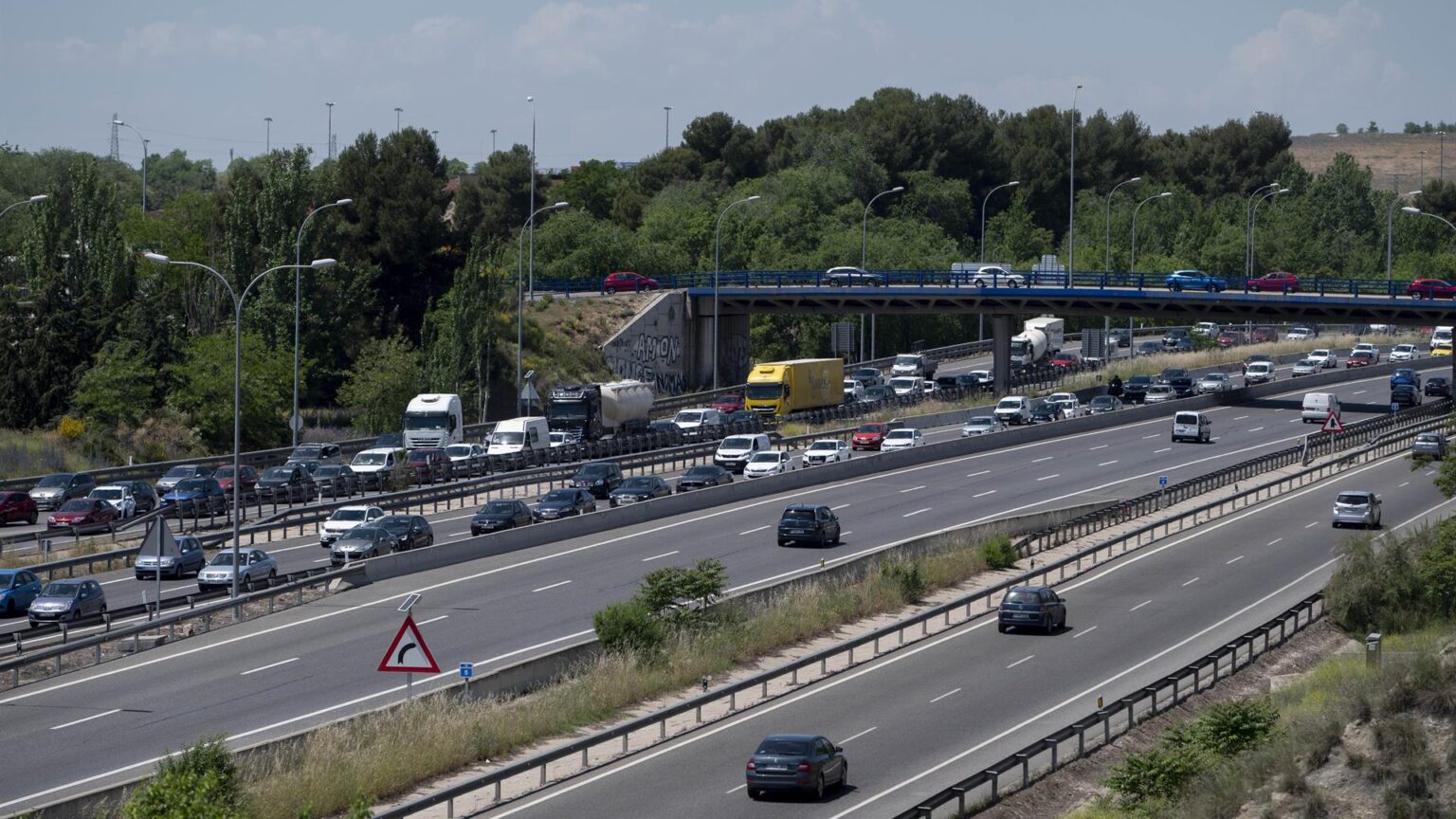 Casi todas las salidas de Madrid registran atascos por el puente de San Isidro
