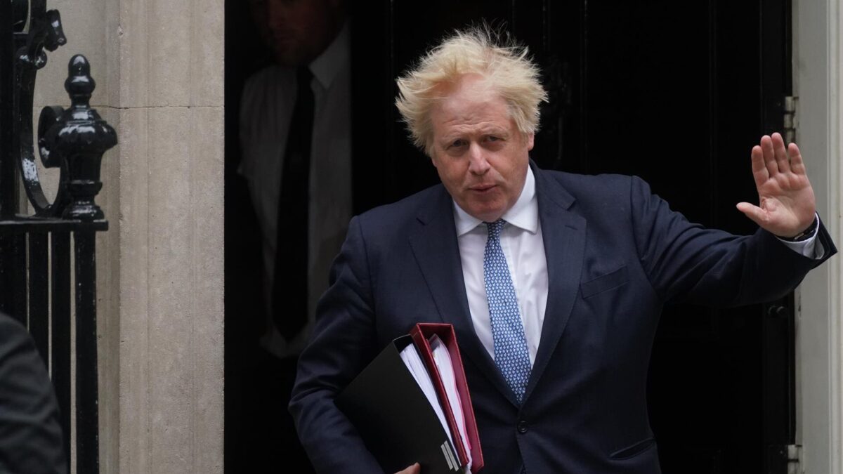 El informe del ‘Partygate’ culpa a Johnson y pide al Gobierno que depure «responsabilidades»