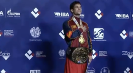 El himno de Primo de Rivera se cuela en la entrega del oro a un  boxeador español