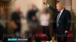 Salen a la luz fotos de Boris Johnson brindando en Downing Street en plena pandemia