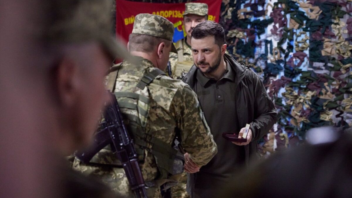 Zelenski viaja por primera vez al este de Ucrania para visitar a los militares en Járkov