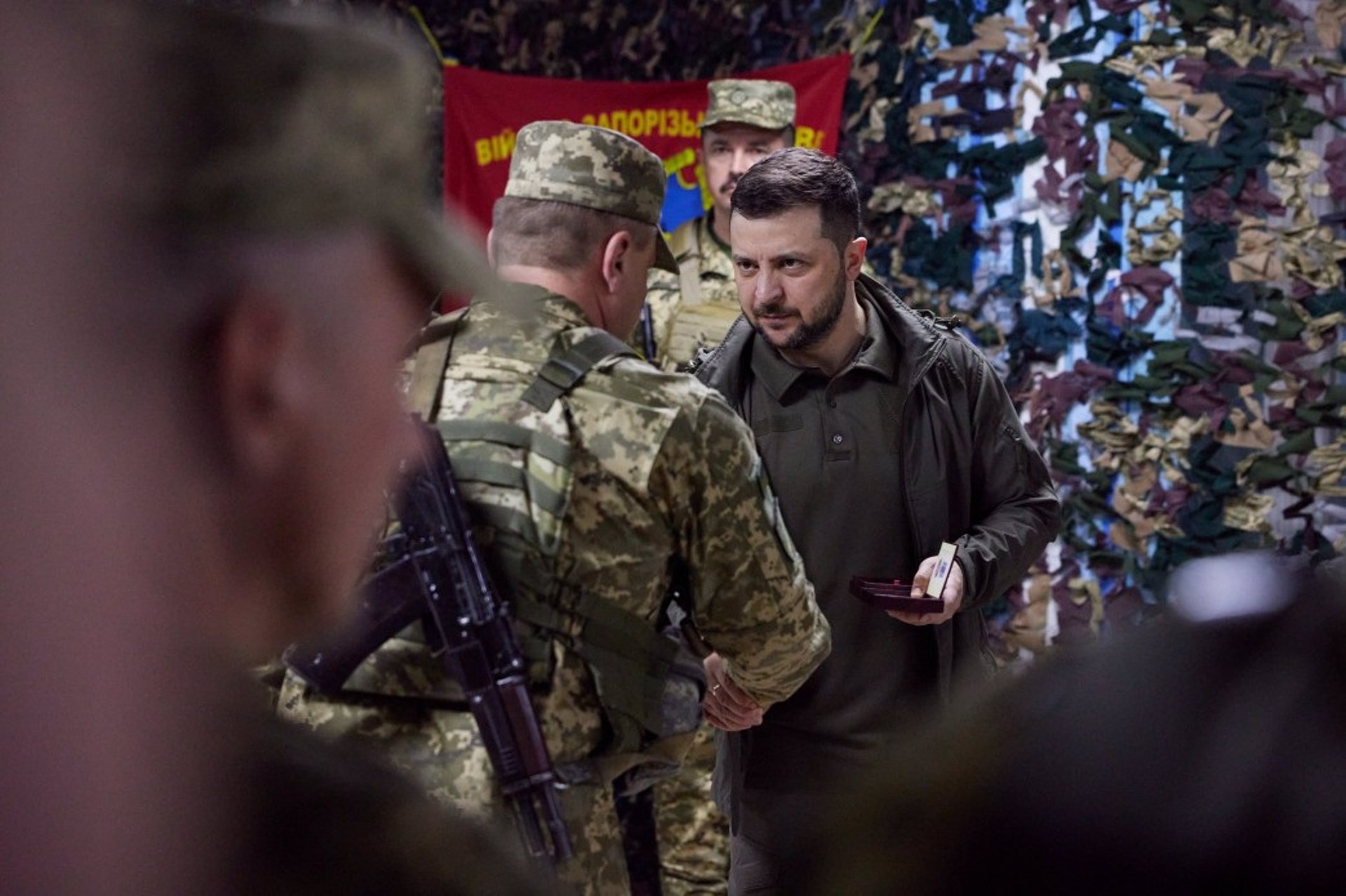 Zelenski viaja por primera vez al este de Ucrania para visitar a los militares en Járkov