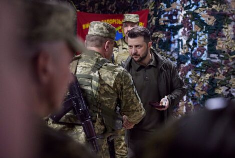 Zelenski viaja por primera vez al este de Ucrania para visitar a los militares en Járkov