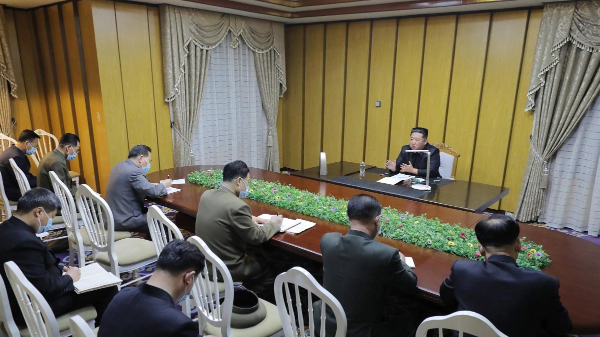 Corea del Norte anuncia seis fallecidos y 18.000 contagios tras admitir su primer caso de covid