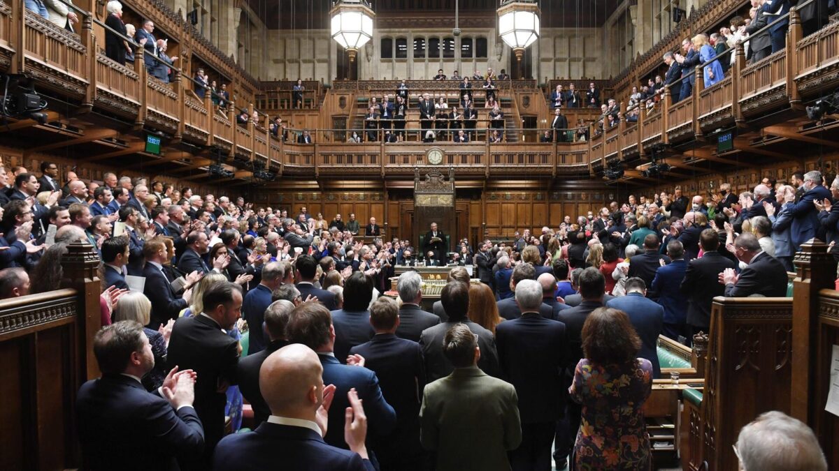 Arrestan a un diputado conservador británico por un supuesto delito de violación