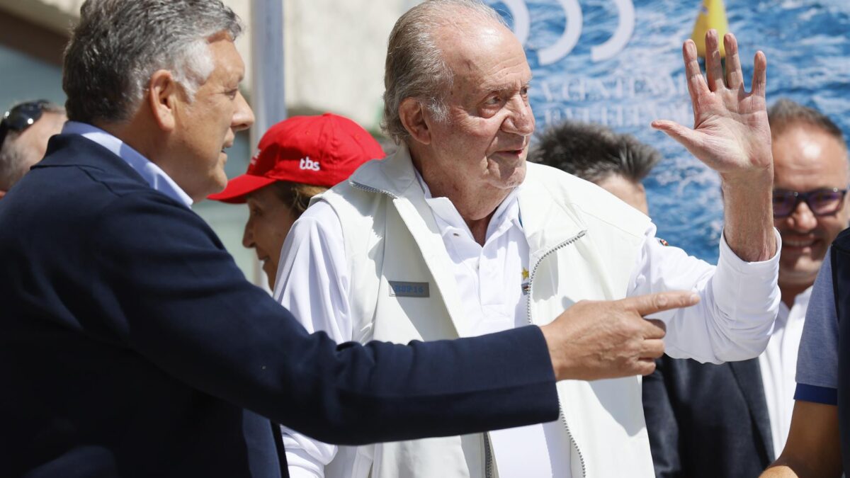 Juan Carlos I, recibido con aplausos y vivas al rey en su primera aparición pública en el Club Náutico de Sanxenxo