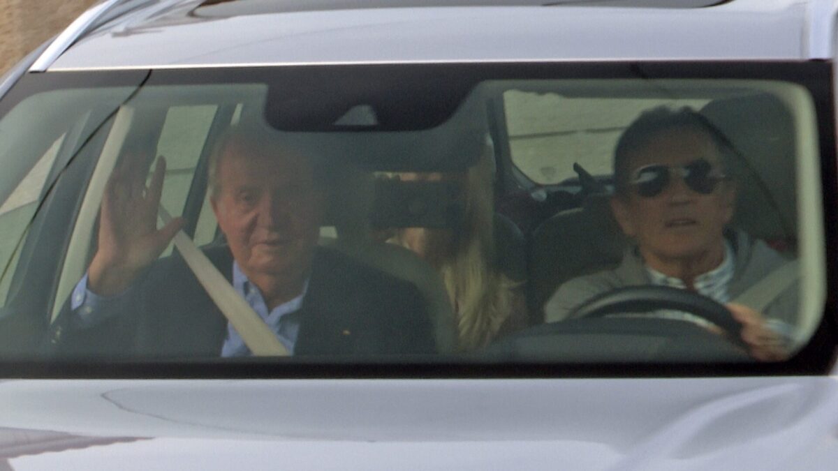 El rey Juan Carlos I sale de Sanxenxo para volar a Madrid a reencontrarse con Felipe VI