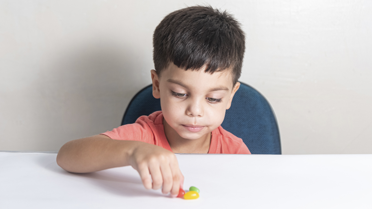 Niño disfrutando de unas gominolas (fuente: Freepik)