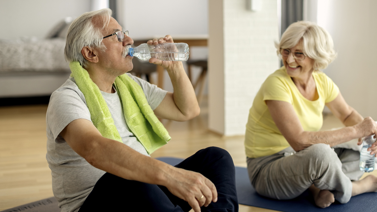 Pareja madura bebiendo agua después de hacer ejercicio (fuente: Freepik/dragen_zigic)