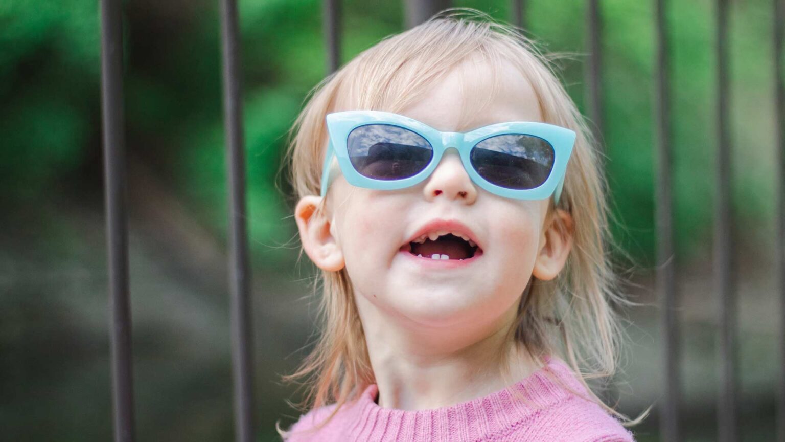 10 razones por las que los niños deben usar anteojos de sol en invierno 