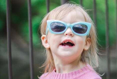 ¿Deben usar los niños gafas de sol?