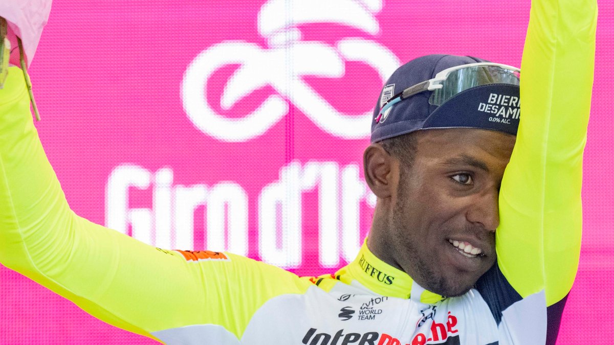 El primer ciclista negro que gana en una gran vuelta se retira del Giro tras un golpe en el ojo