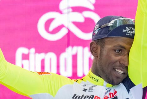El primer ciclista negro que gana en una gran vuelta se retira del Giro tras un golpe en el ojo