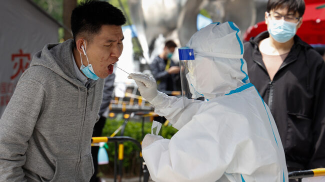 Las comunidades piden hacer test de antígenos a los pasajeros chinos aunque estén vacunados