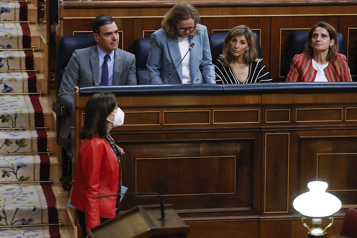 Yolanda Díaz se aleja de Podemos y ofrece apoyo a Robles: «Debe guardarse las espaldas»
