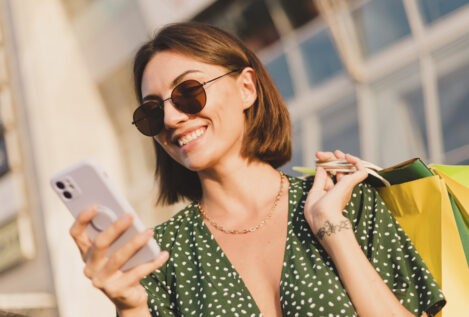 Colgantes de móvil: dónde comprar los que llevan las influencers