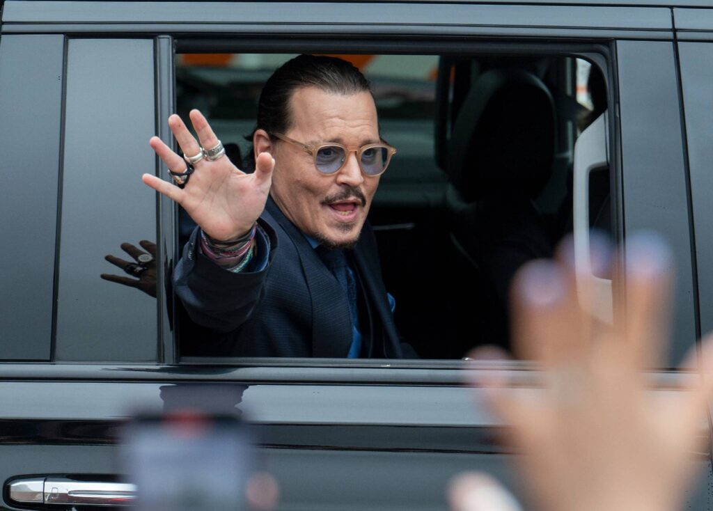 Johnny Depp, saludando a sus fans a la salida de la Corte de Virginia. Gtres