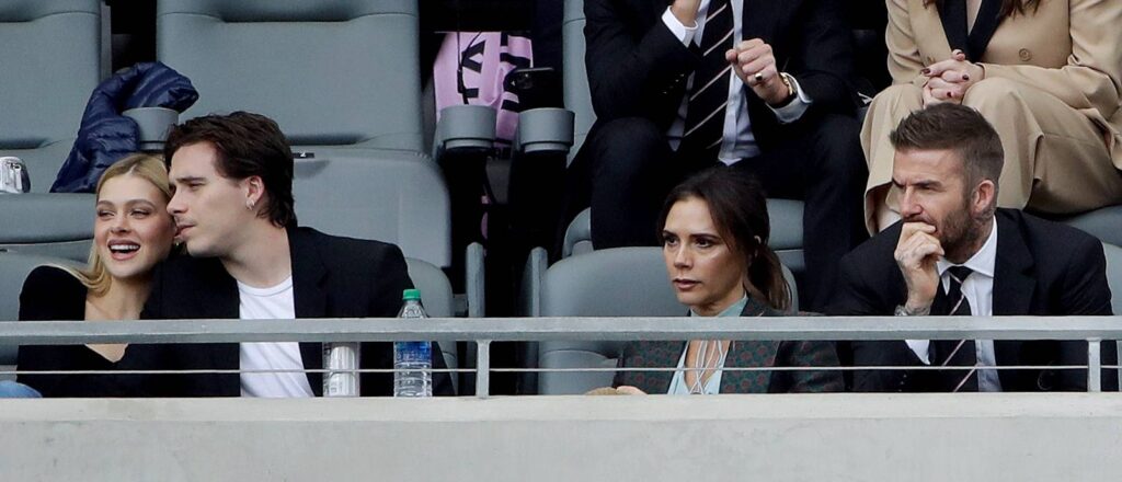 David y Victoria Beckham en un partido de fútbol junto a su hijo Brooklyn y Nicola Peltz. Gtres