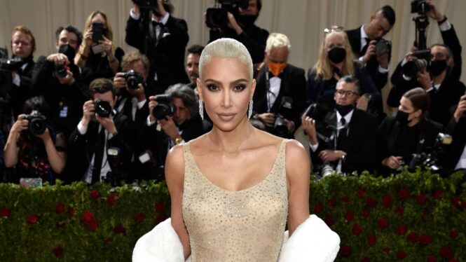 Kim Kardashian embutida en el vestido de Marilyn Monroe