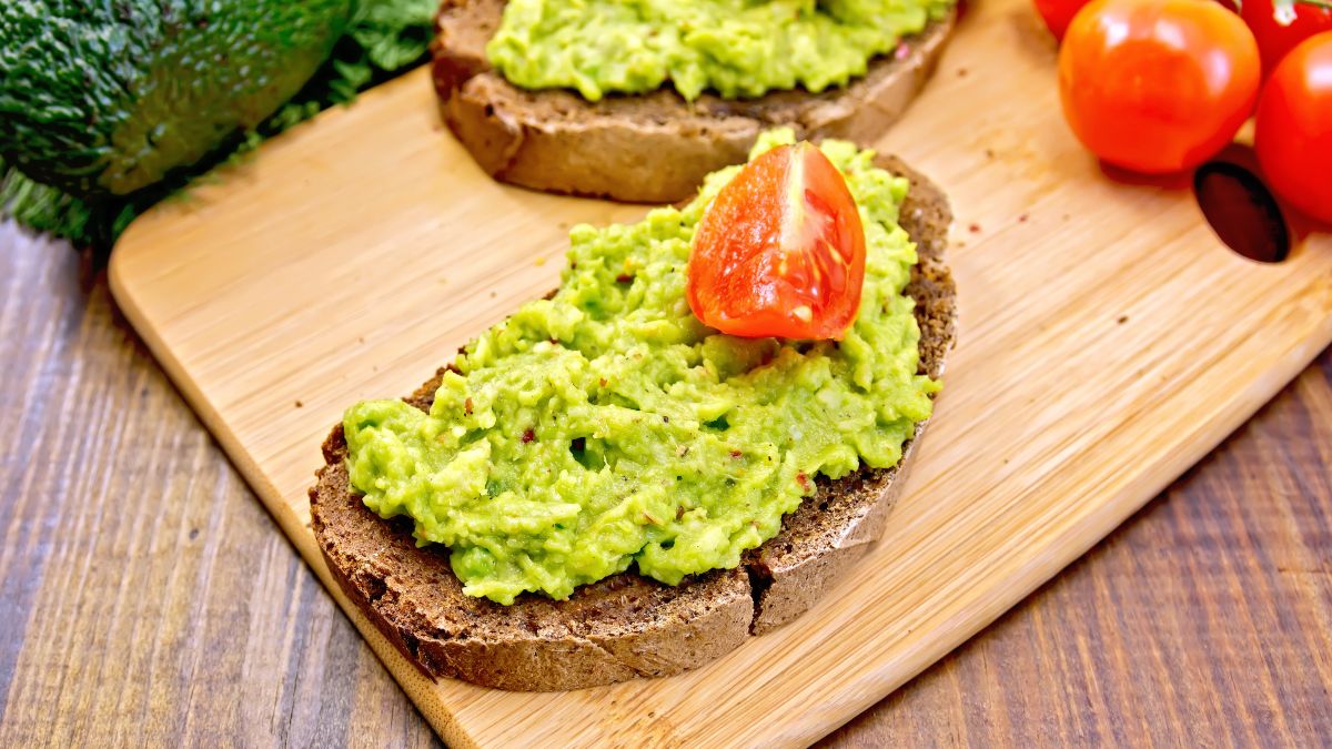 Una tostada con guacamole y tomate