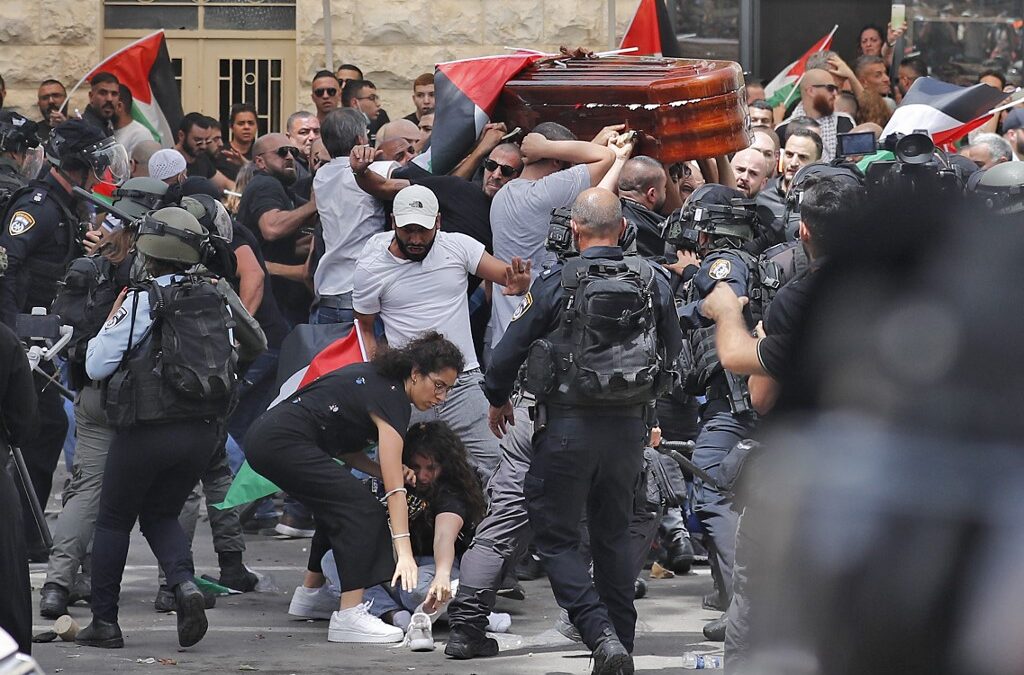 La policía israelí carga contra el cortejo fúnebre de la periodista de Al Jazeera