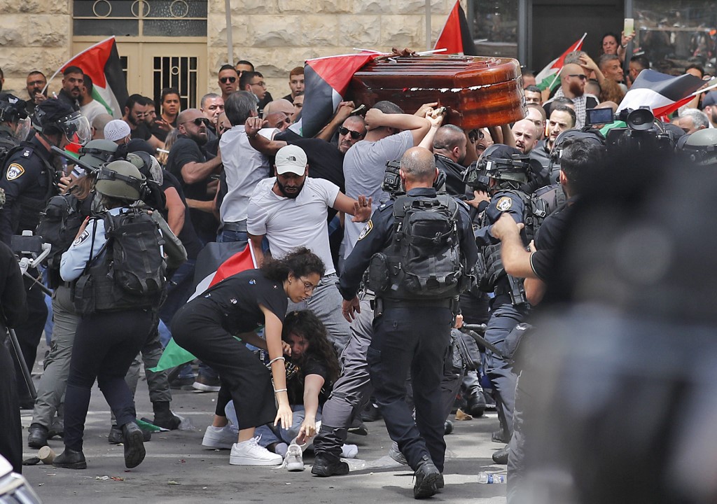 La policía israelí carga contra el cortejo fúnebre de la periodista de Al Jazeera