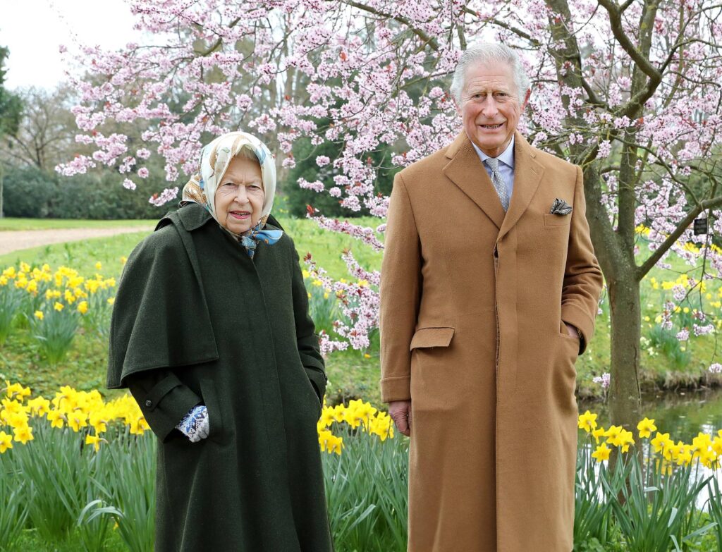 La reina Isabel se contagió en febrero, mientras que el príncipe Carlos ha pasado el covid ya dos veces. Gtres