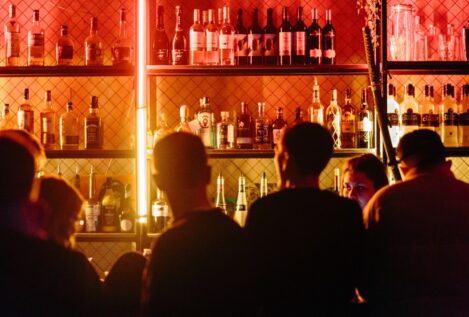 Ask for Ángela: cómo funciona el protocolo que busca acabar con las agresiones sexuales en los bares