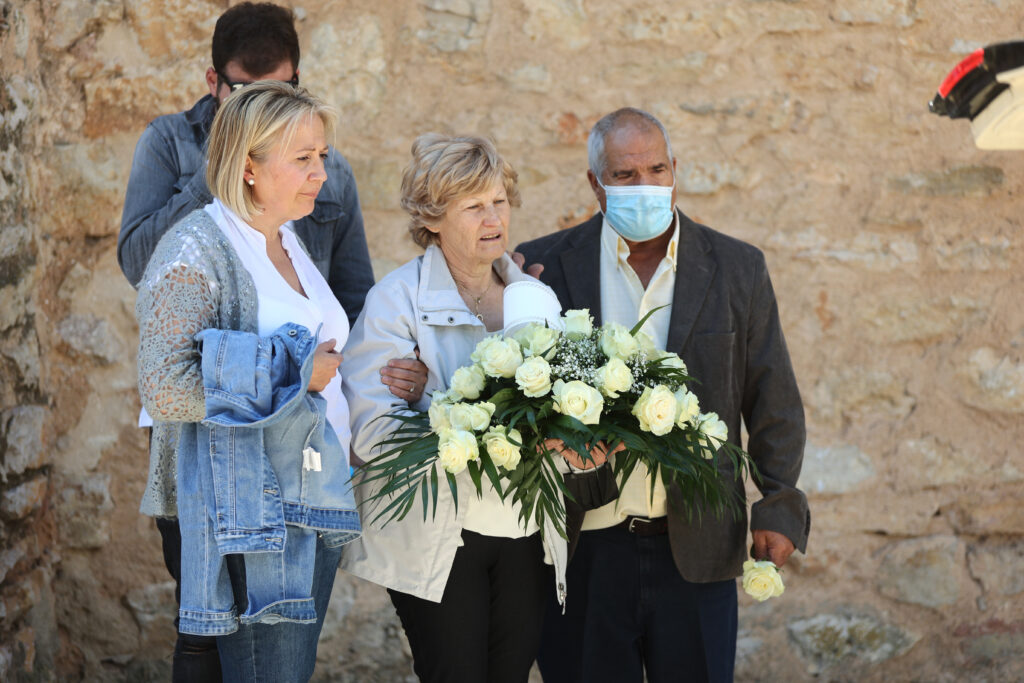 Luisa, madre de José Luis Losa, tras el funeral de su hijo arropada por familiares y amigos