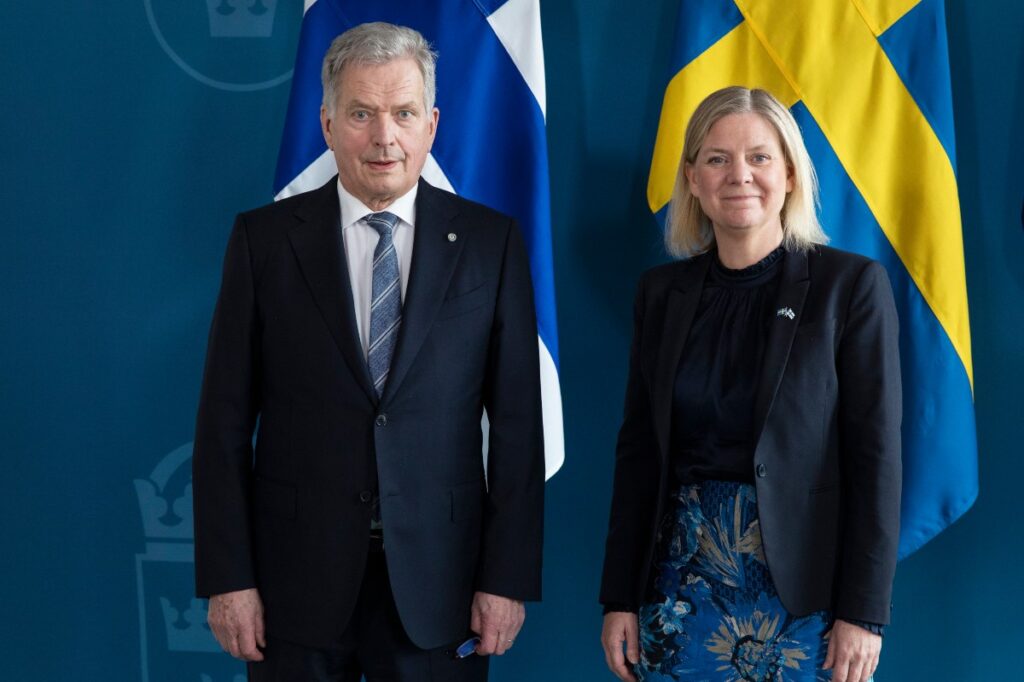 La primera ministra de Suecia, Magdalena Andersson, junto con el presidente finlandés, Sauli Niinisto, después de anunciar su intención de ingresar en la OTAN. 
