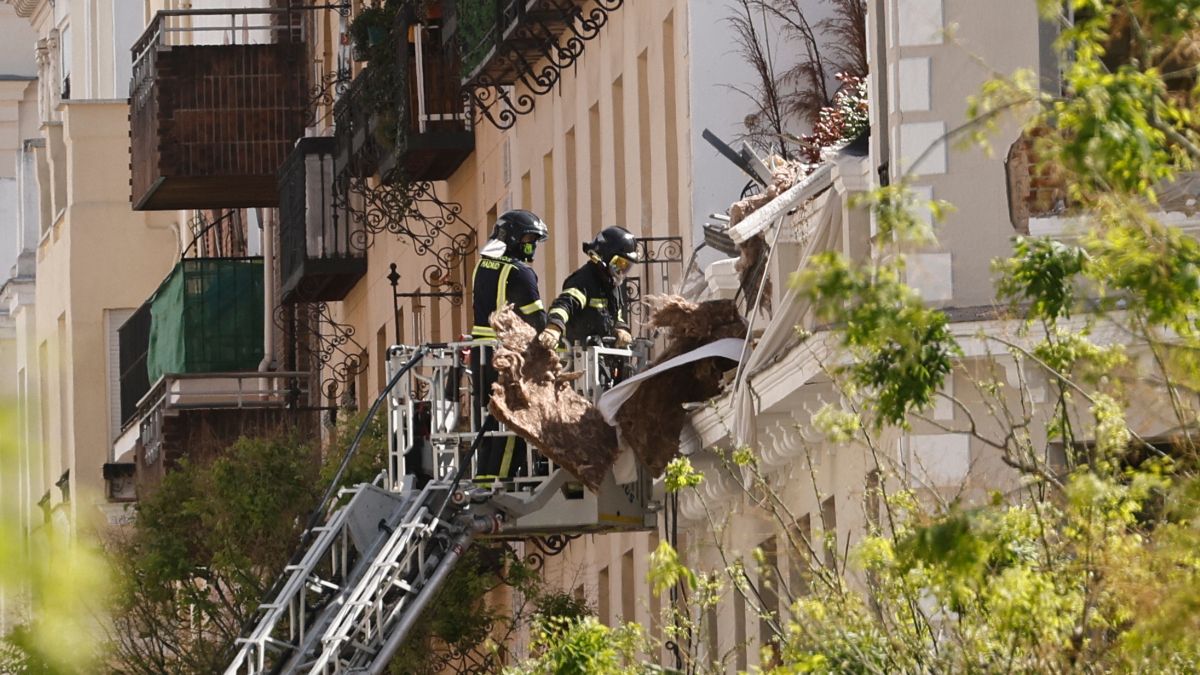 Los vecinos afectados por la explosión en Madrid acuden a por sus pertenencias