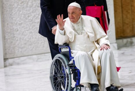 El Papa llega a una Audiencia en silla de ruedas en medio de los rumores sobre sus problemas de salud
