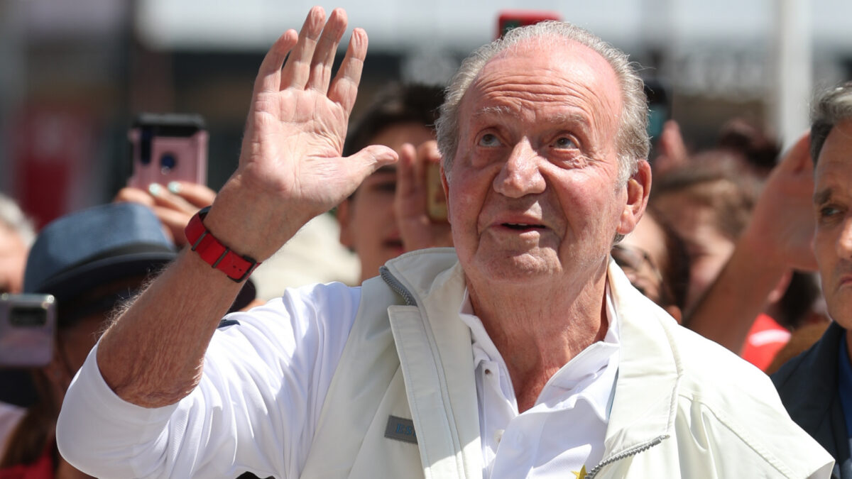 Gran ovación para el rey Juan Carlos en su regreso a España: «¡Viva el rey y la infanta!»