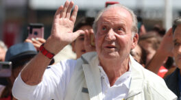 Gran ovación para el rey Juan Carlos en su regreso a España: «¡Viva el rey y la infanta!»